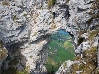 15 Výhled skrze skalní okno na Mondsee