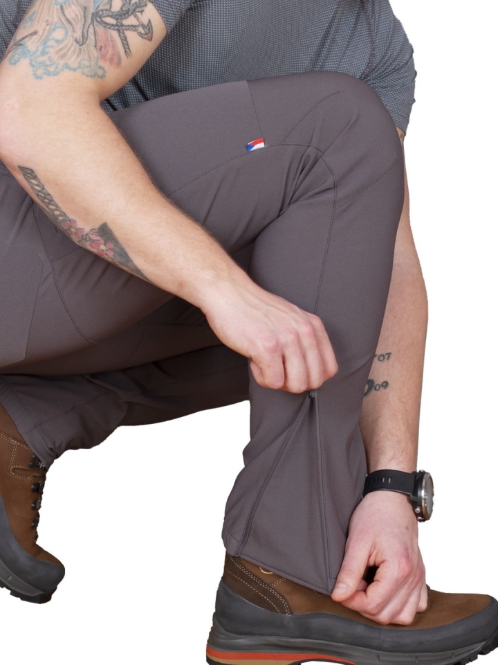 Atom Pants Iron Gate detail klín ve spodní části nohavice
