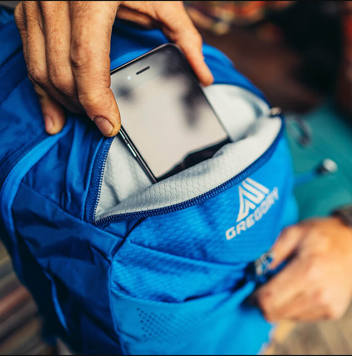     Přední kapsa na zip s měkkou, polstrovanou vložkou chránící elektroniku