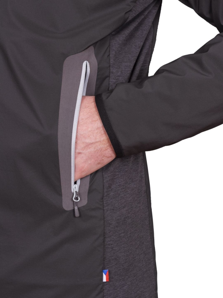 Total Alpha Jacket black - detail spodní kapsa