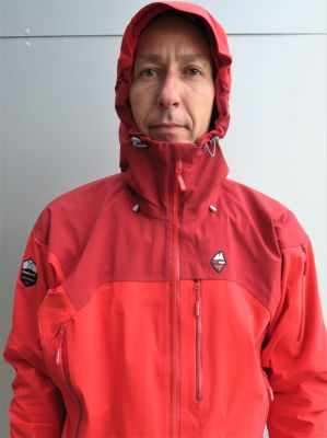 stazena-kapuce-bundy-high-point-protector-5-jacket-na-hlave-bez-helmy.jpg