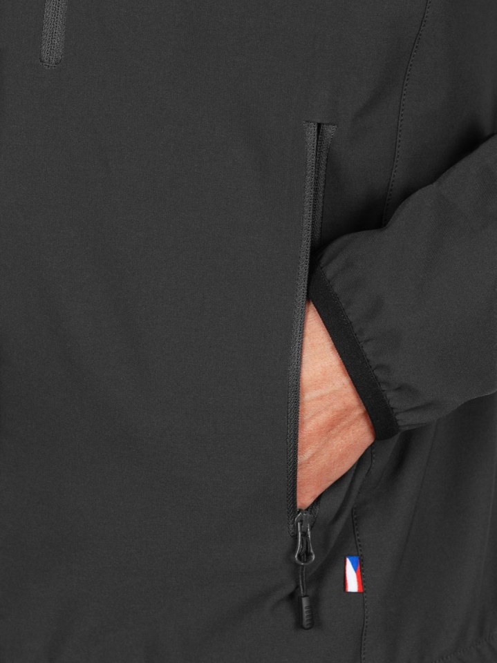 Menton Black detail kapsa.jpg