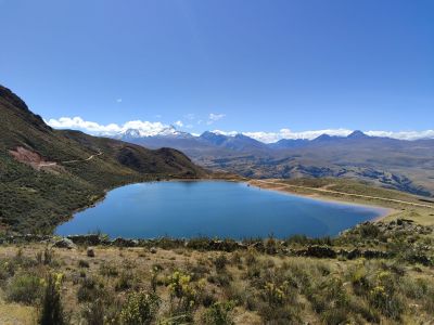 laguna Antacocha a Bíle Cordilery v pozadí.jpg