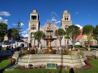 modrá obloha, kostel a zasnežené vrcholy, to je Huaraz.jpg