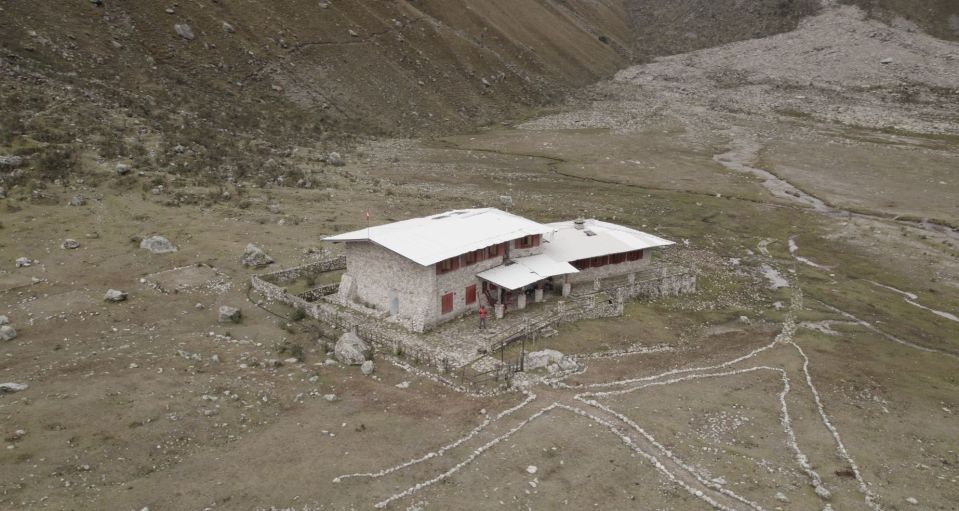 HP_Ishinca_36 - refugio.jpg